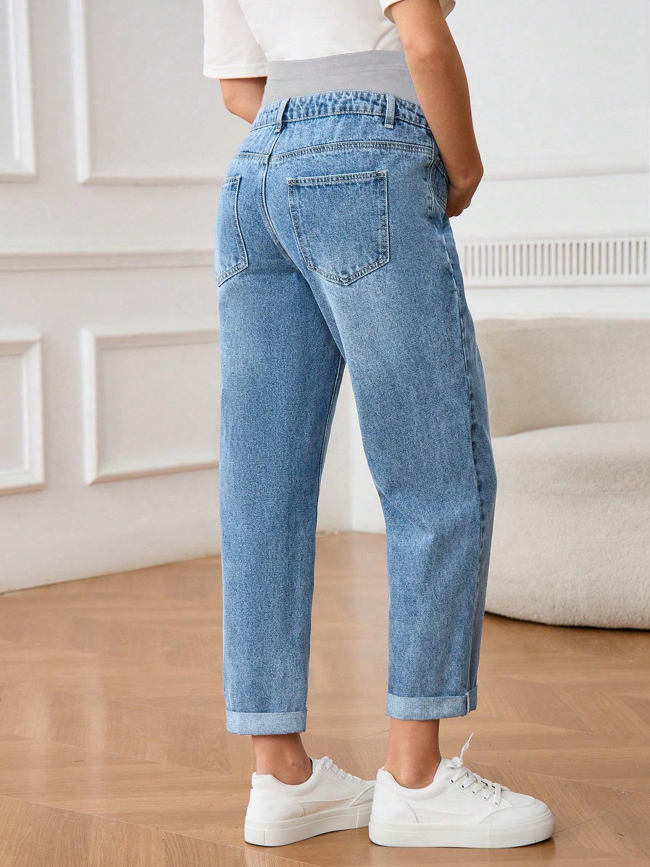 niebieskie spodnie jeans