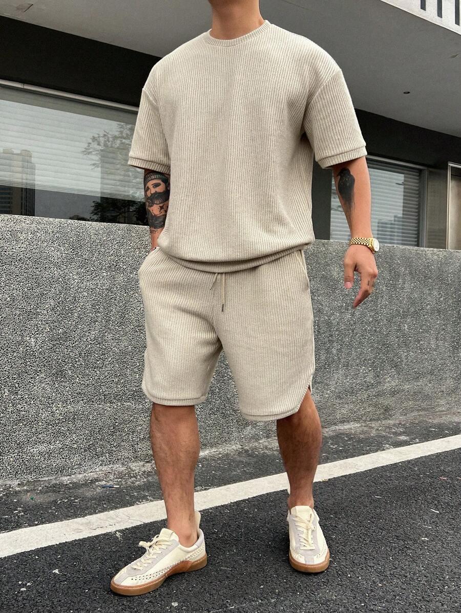 beżowy komplet t-shirt spodenki