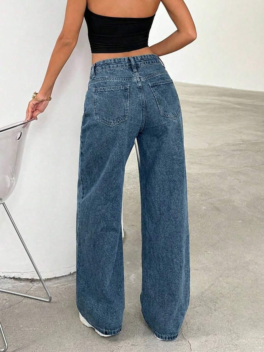niebieskie spodnie jeans