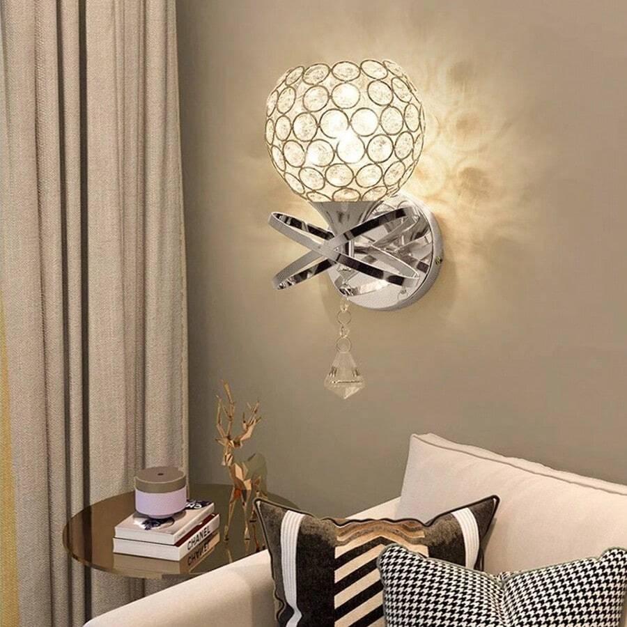 srebrna lampa naścienna