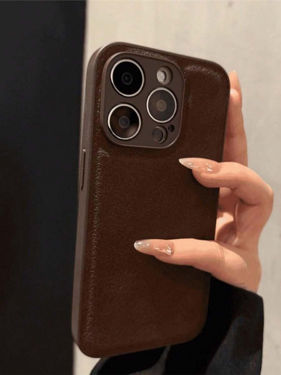 brązowe etui na telefon iphone 15 pro