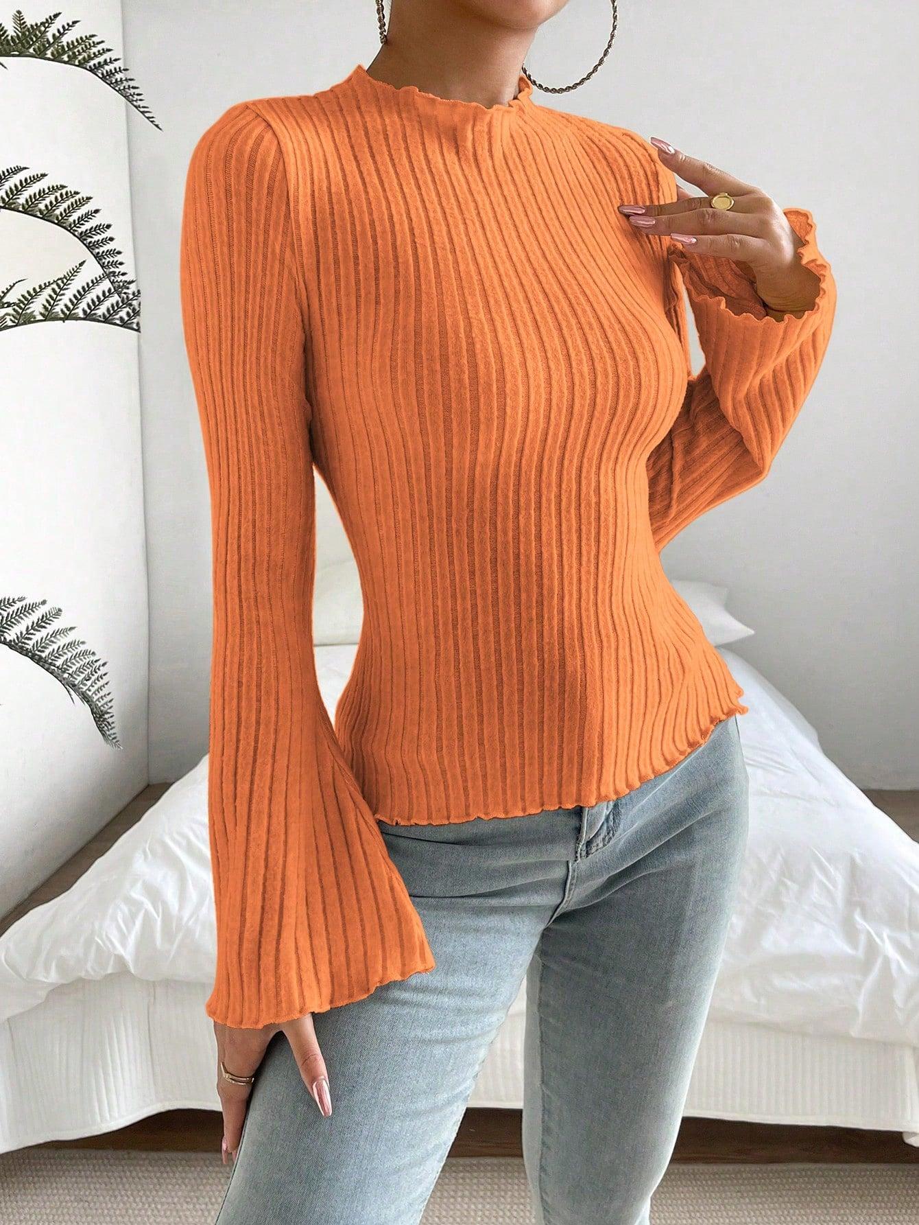 pomarańczowy prążkowany sweter rozszerzane rękawy