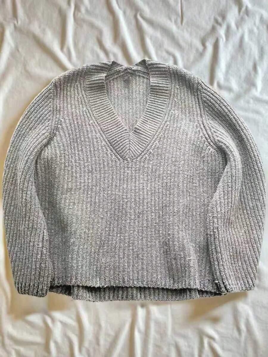 szary dzianinowy sweter