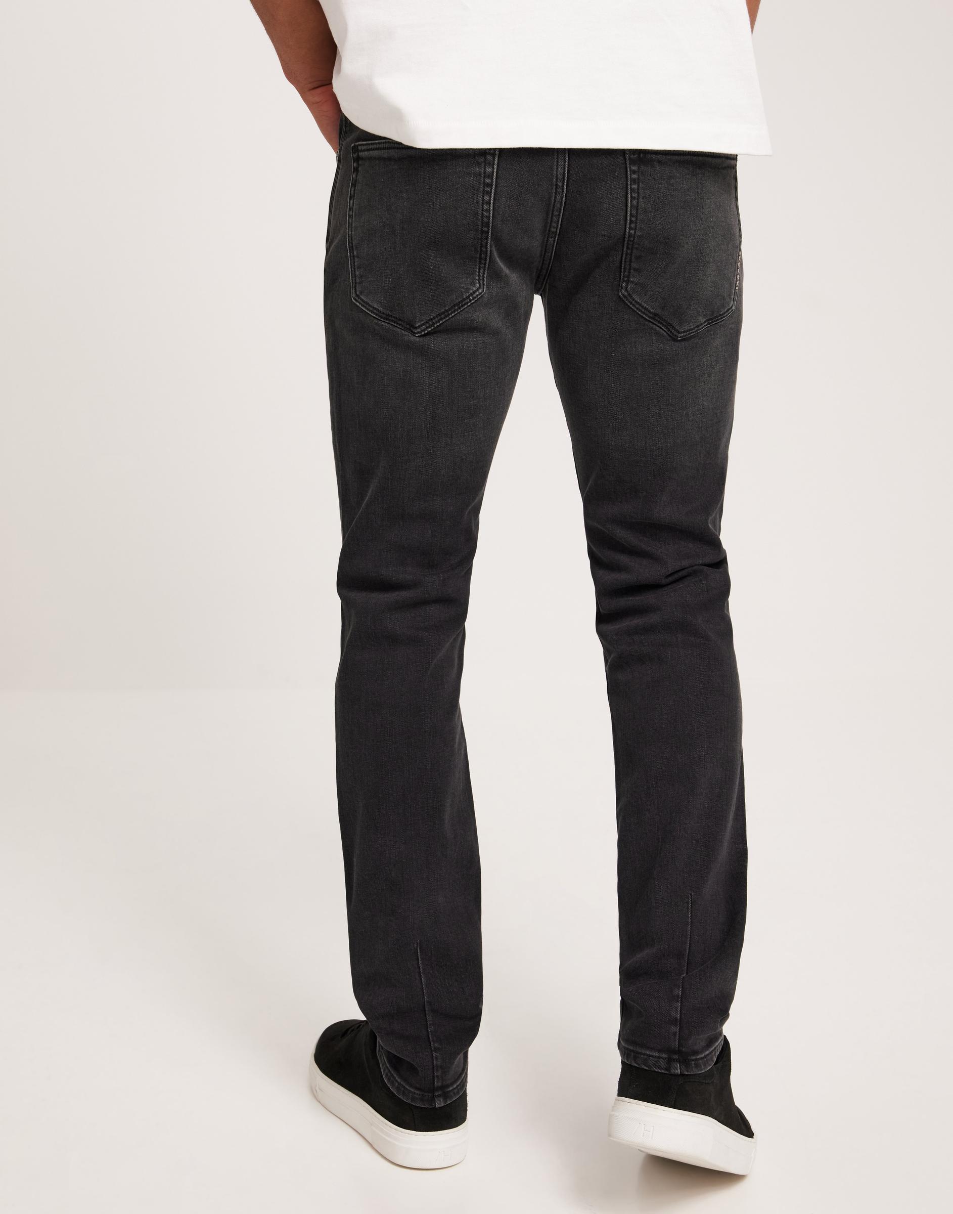 czarne spodnie rurki jeans