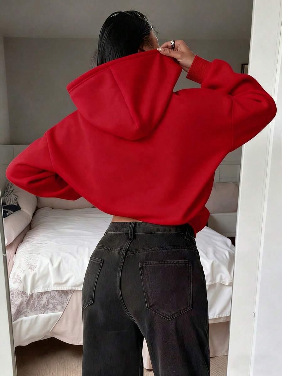czerwona bluza z kapturem 