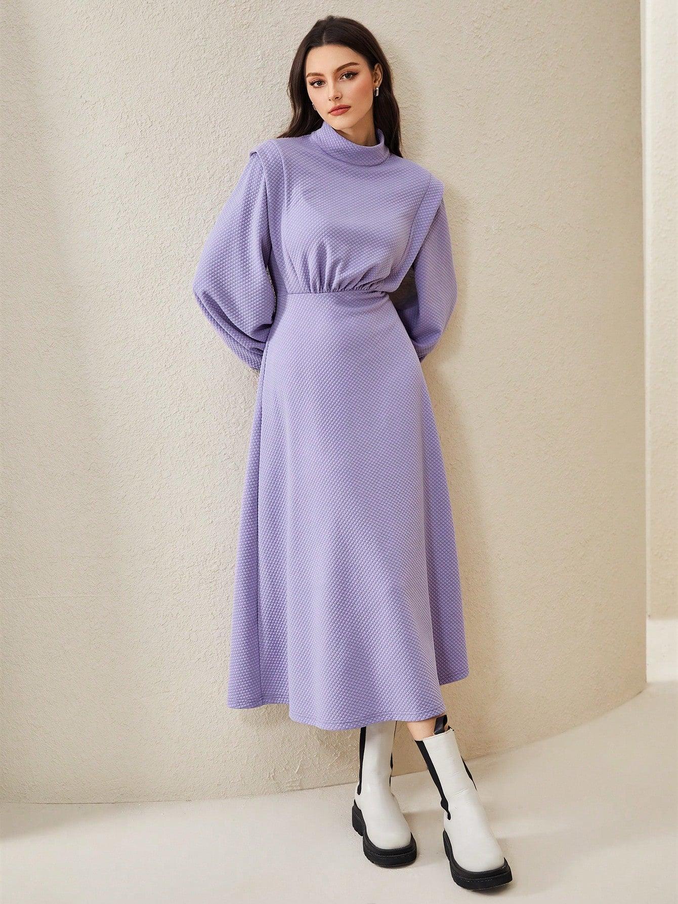 fioletowa sukienka do połowy łydki tekstura