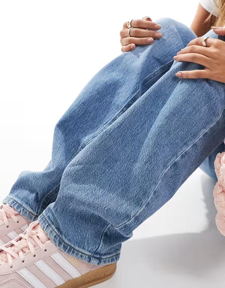 niebieskie proste spodnie jeans