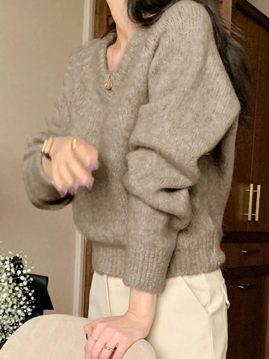 beżowy sweter v-neck