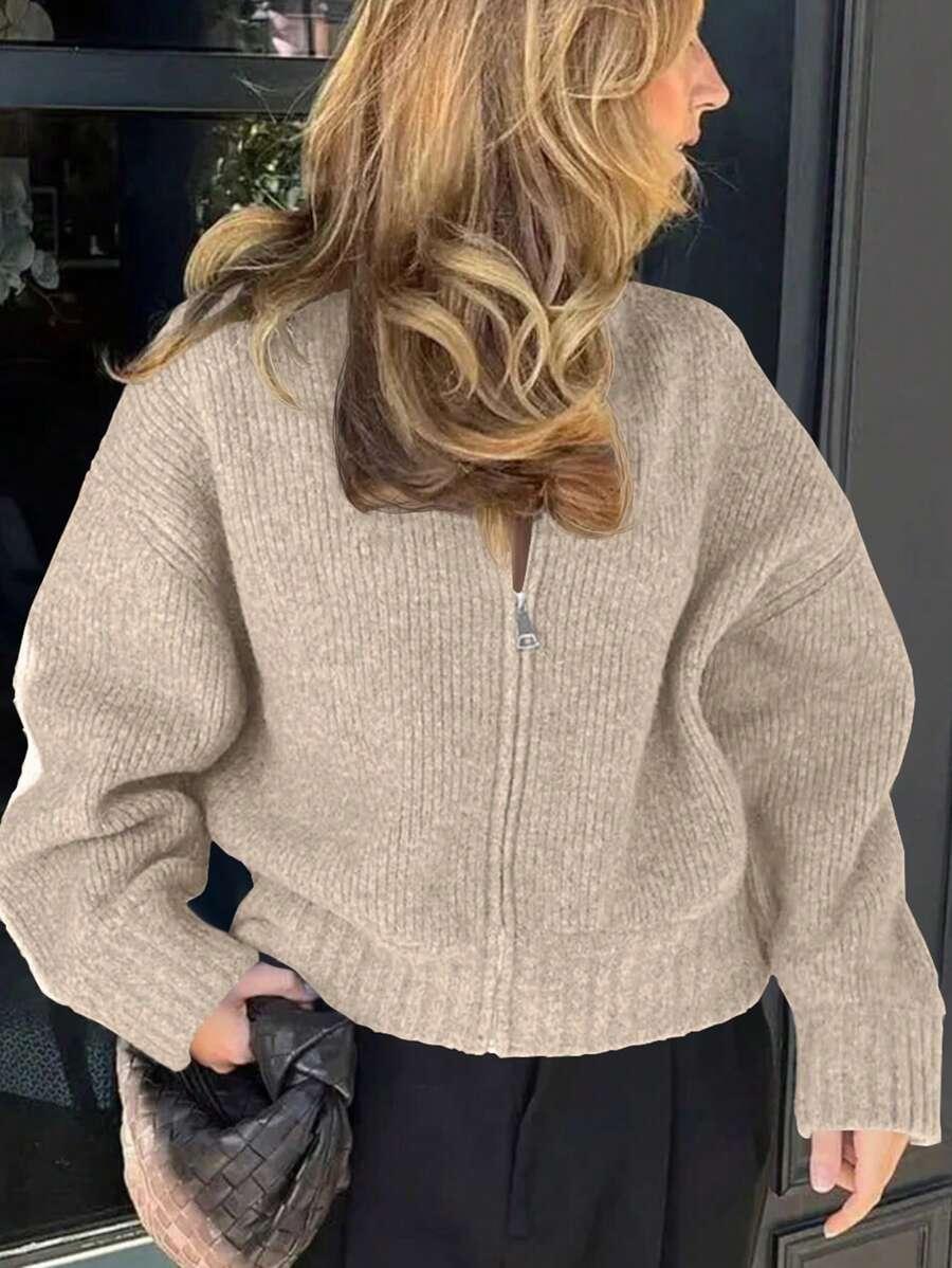 beżowy sweter zamek