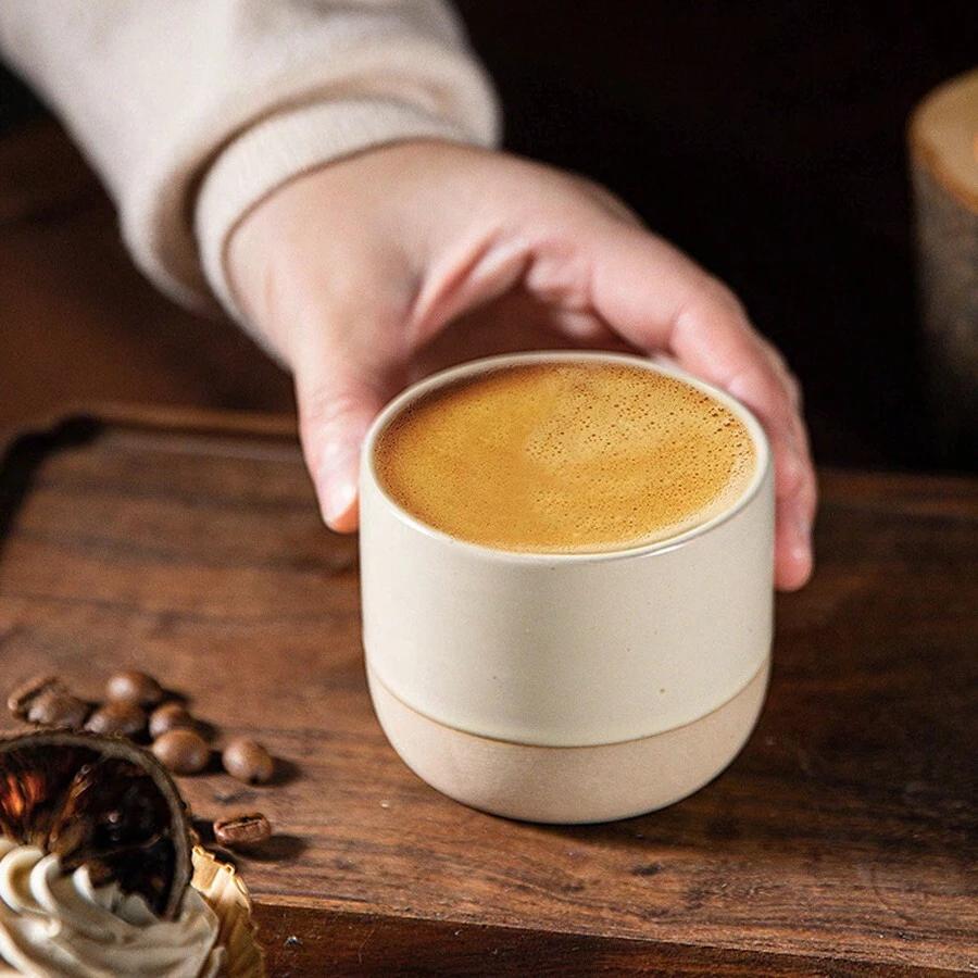 beżowy kubek do espresso