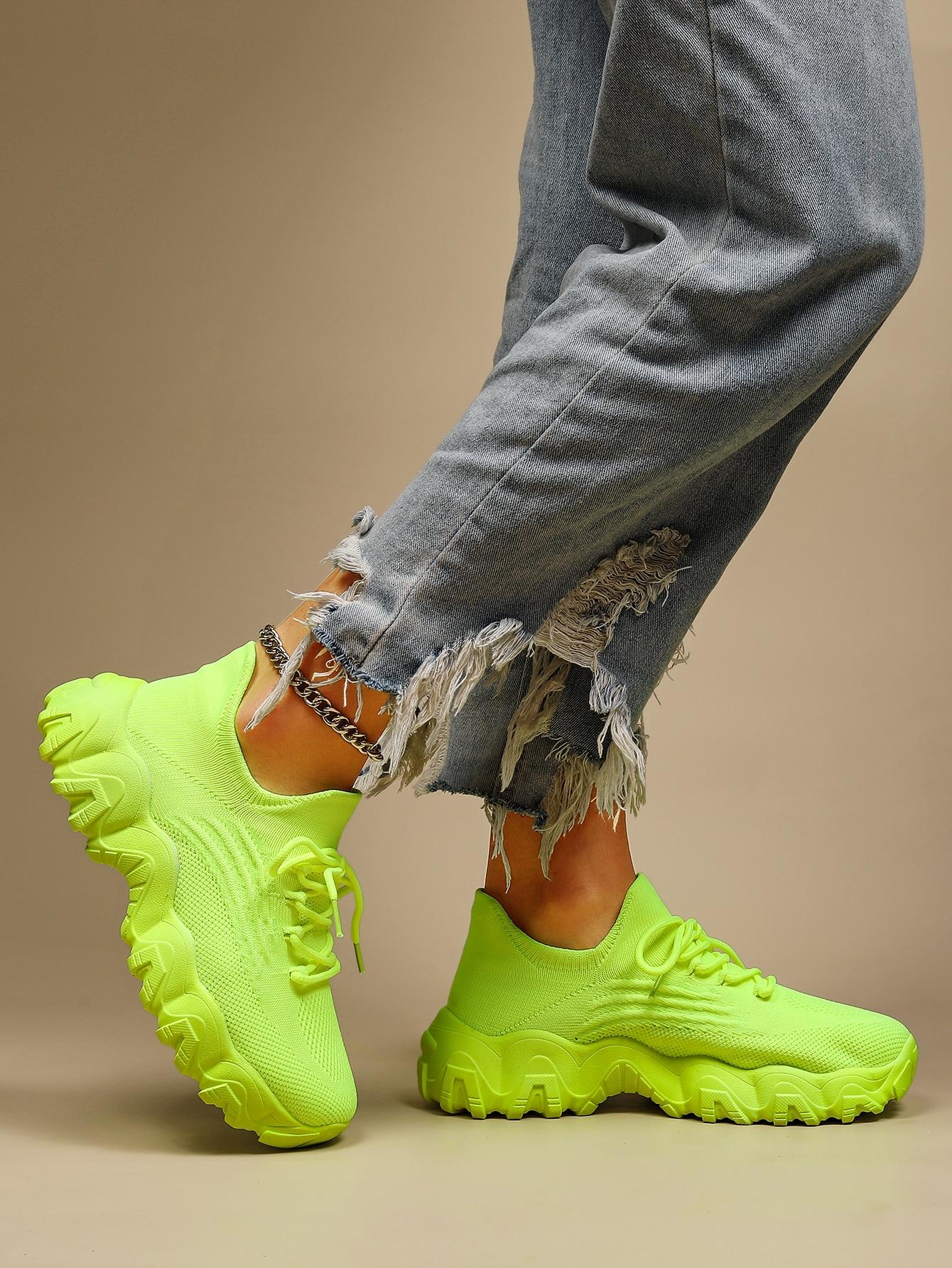 neonowe buty sportowe