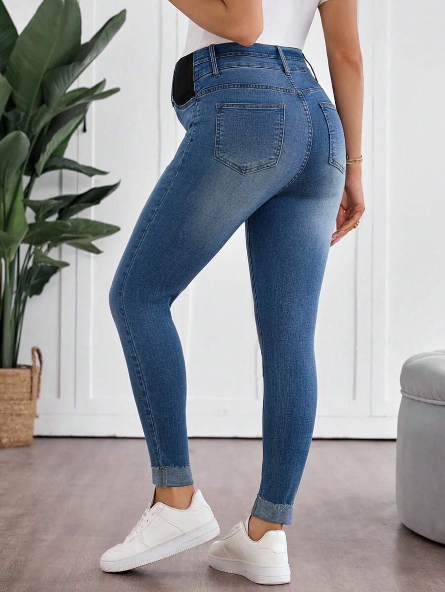 niebieskie spodnie jeans