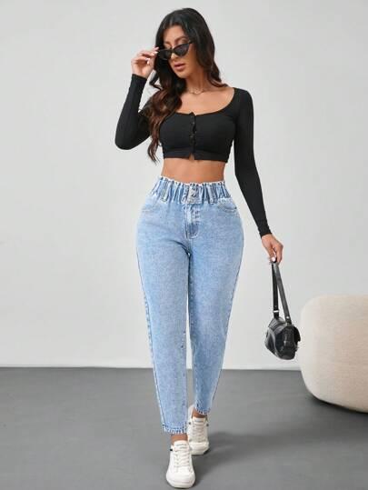 niebieskie spodnie jeans
