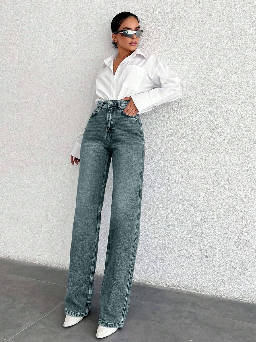 niebieskie spodnie jeans
