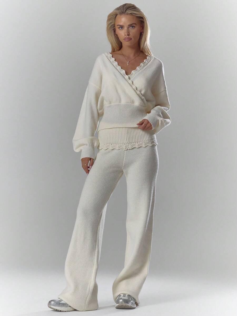 KREMOWY SWETER V-NECK