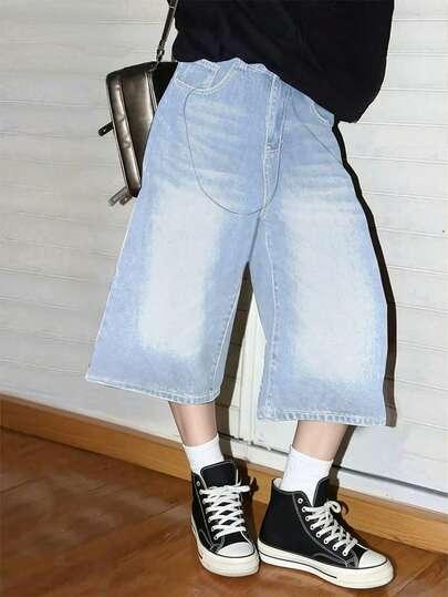 niebieskie spodenki jeans