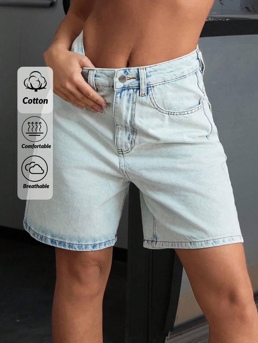 niebieskie spodenki jeans