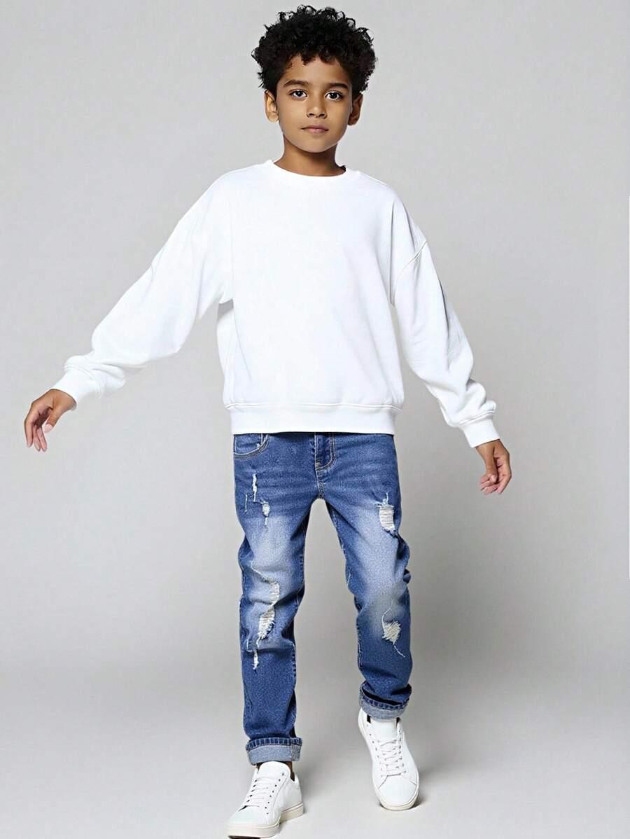 niebieskie spodnie jeans