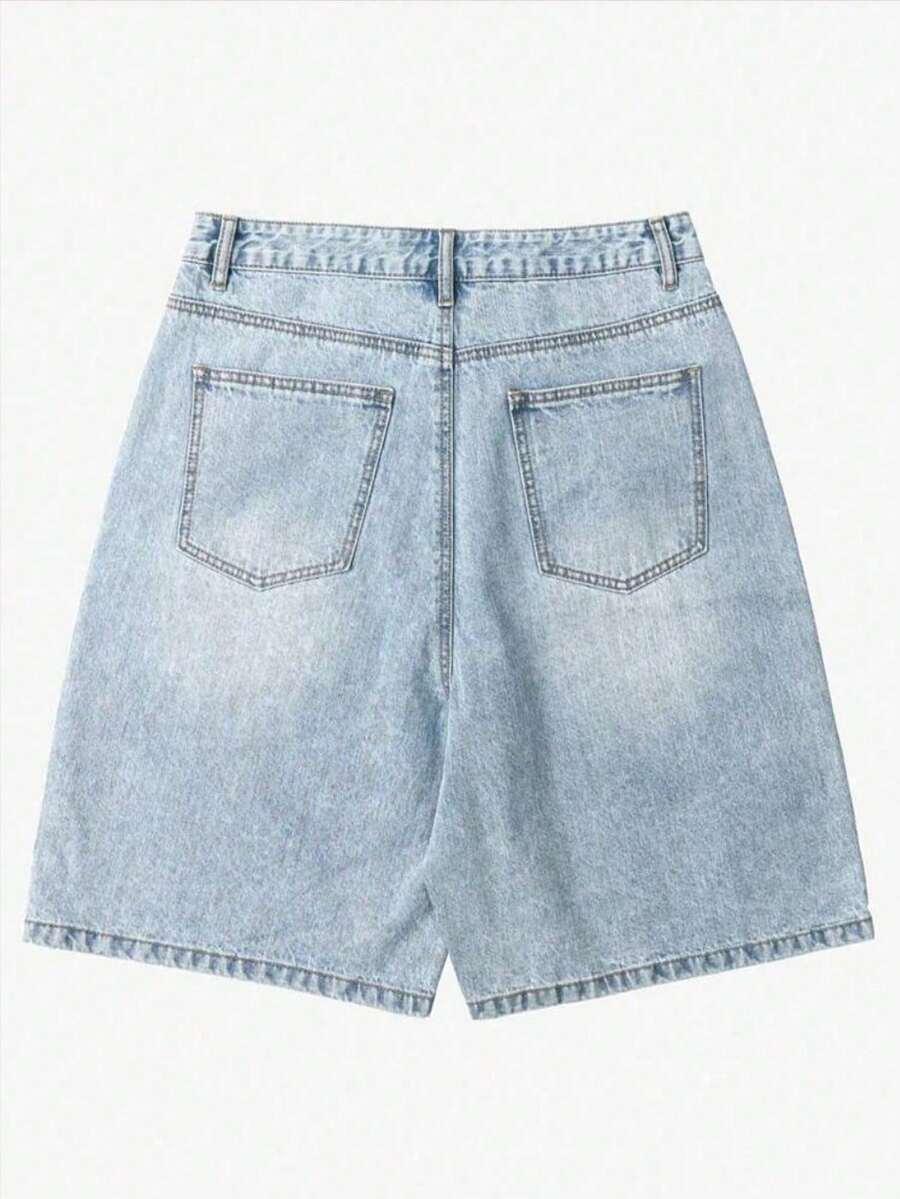 niebieskie spodenki jeans