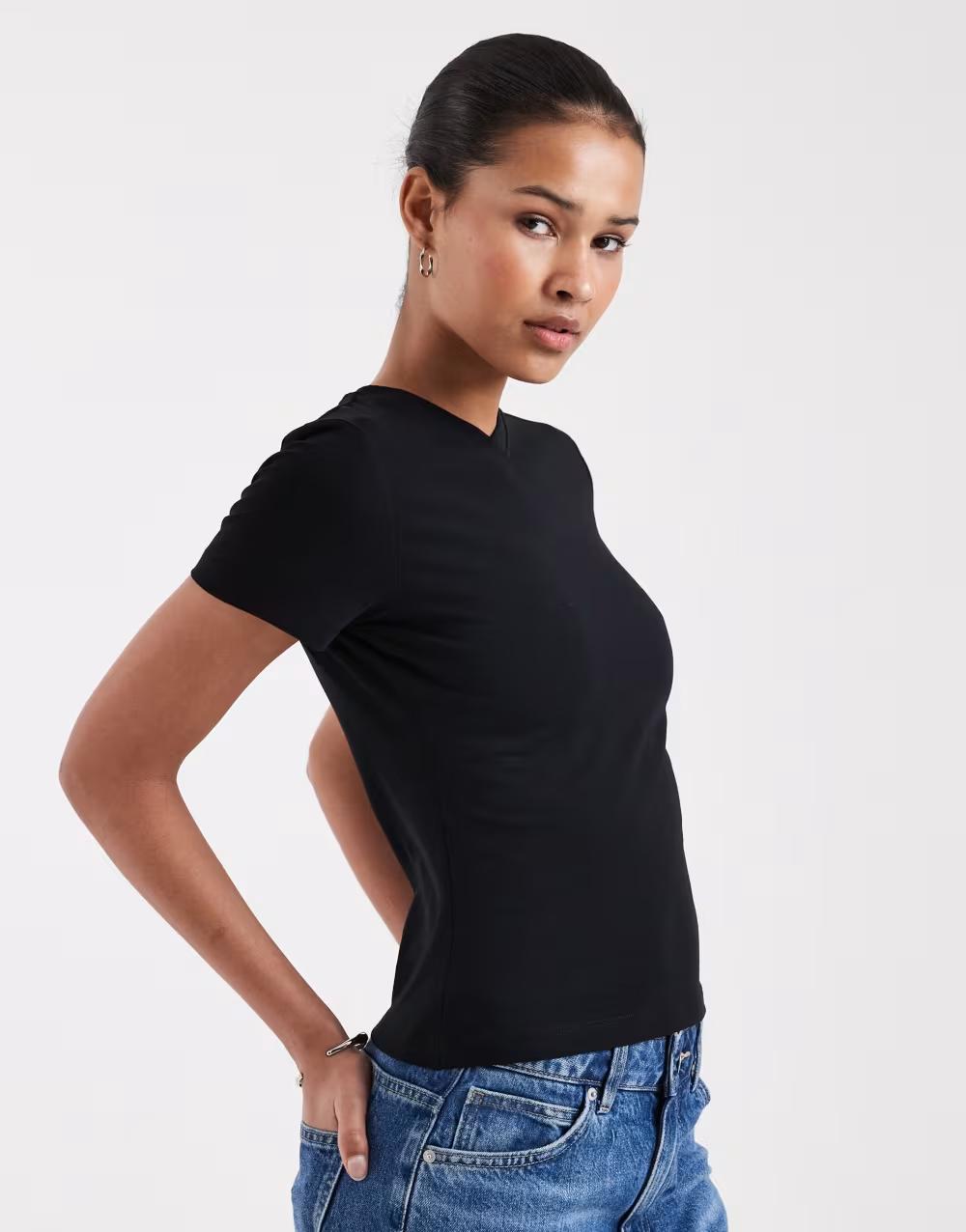 CZARNA DOPASOWANA BLUZKA KRÓTKI RĘKAW V-NECK