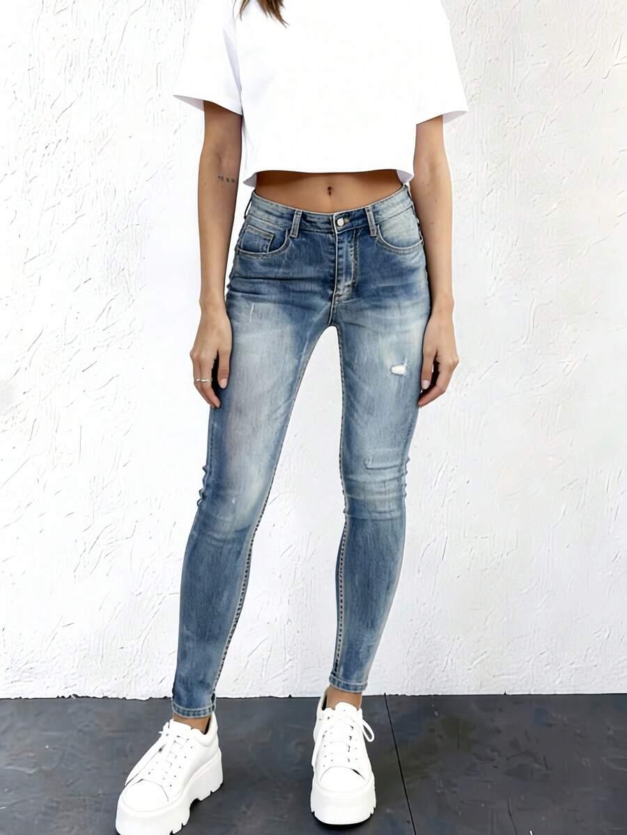 niebieskie spodnie jeans
