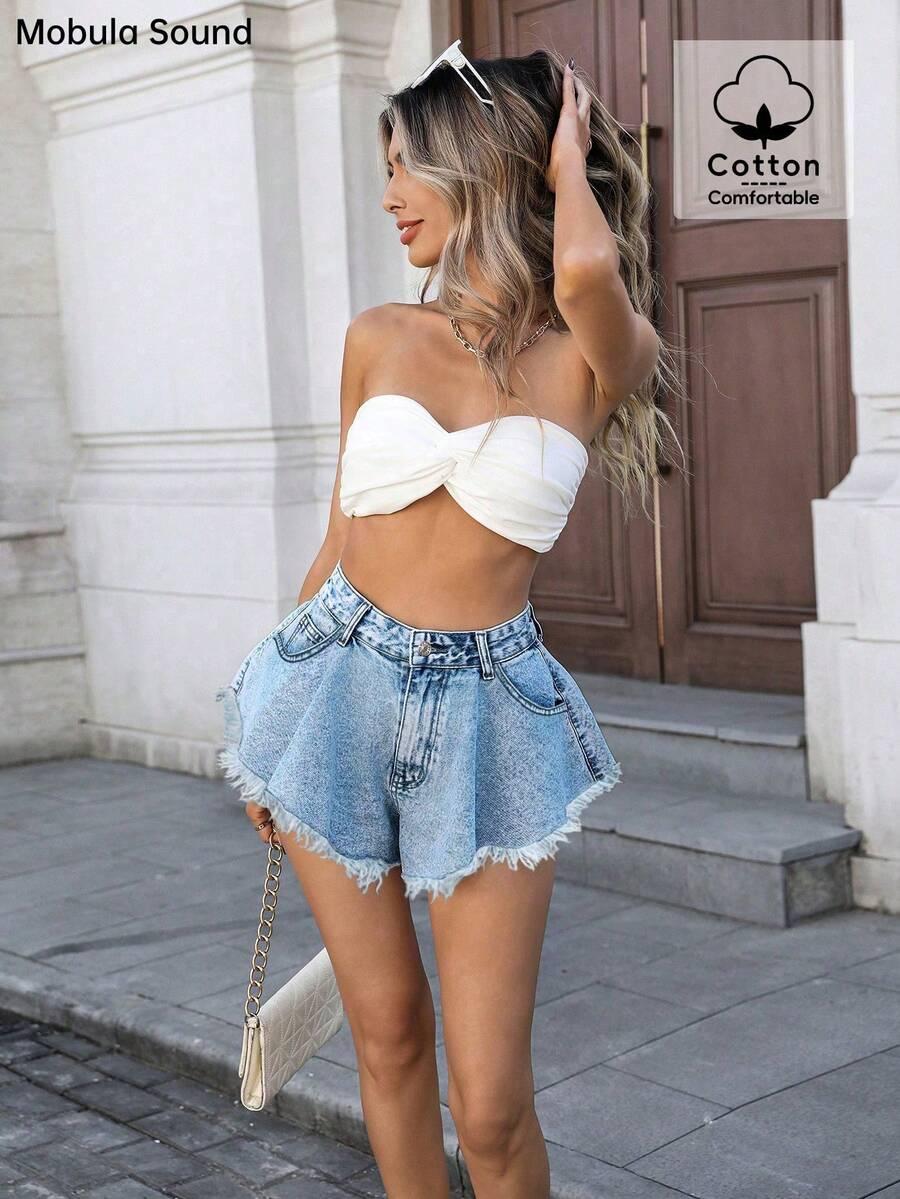 niebieskie spodenki jeans