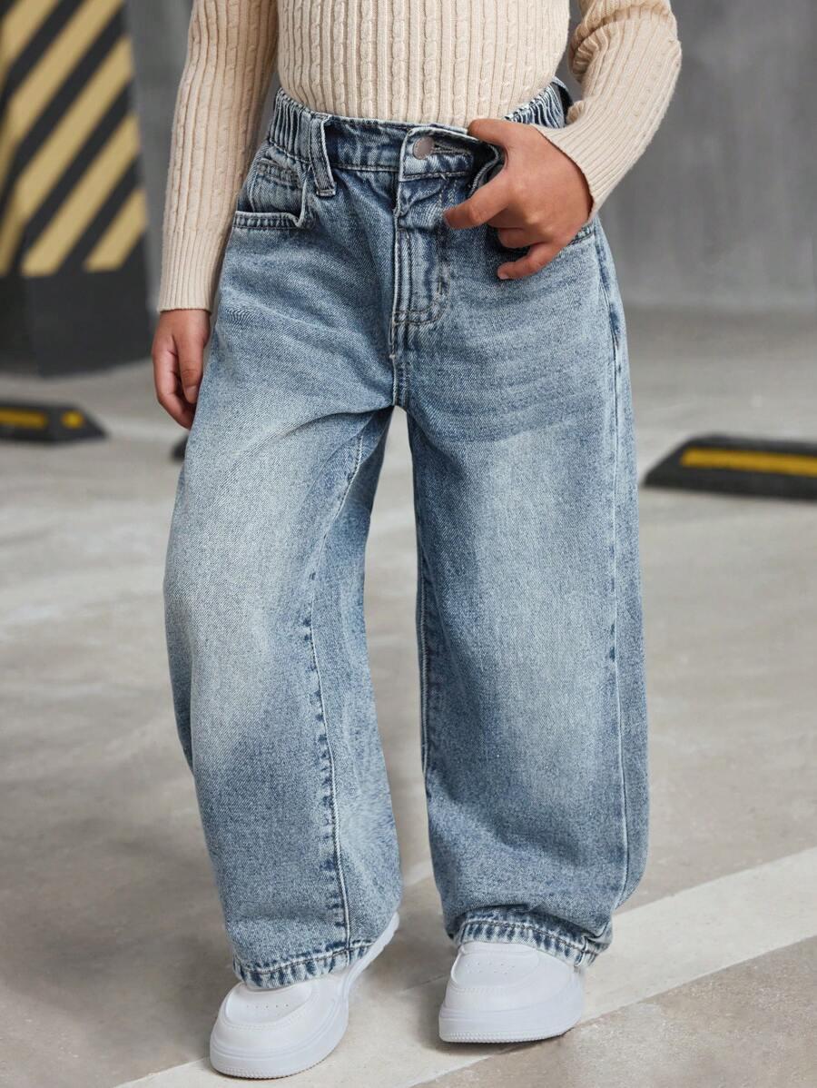 niebieskie spodnie jeans