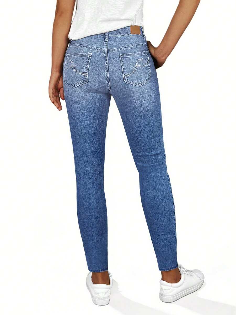 niebieskie spodnie jeans