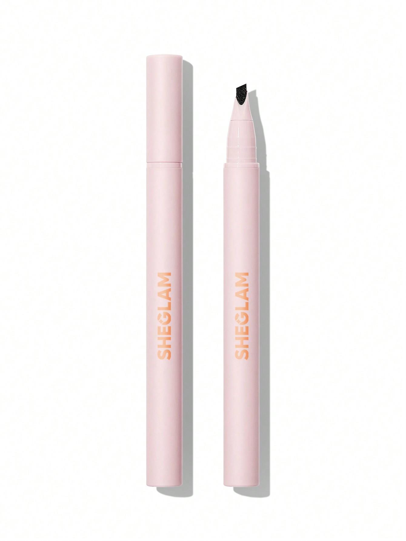 czarny eyeliner w pisaku