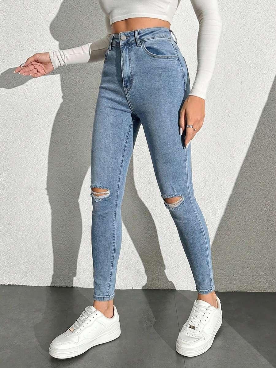 niebieskie spodnie jeans