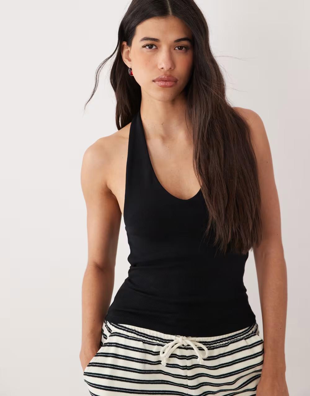 czarny top odkryte plecy
