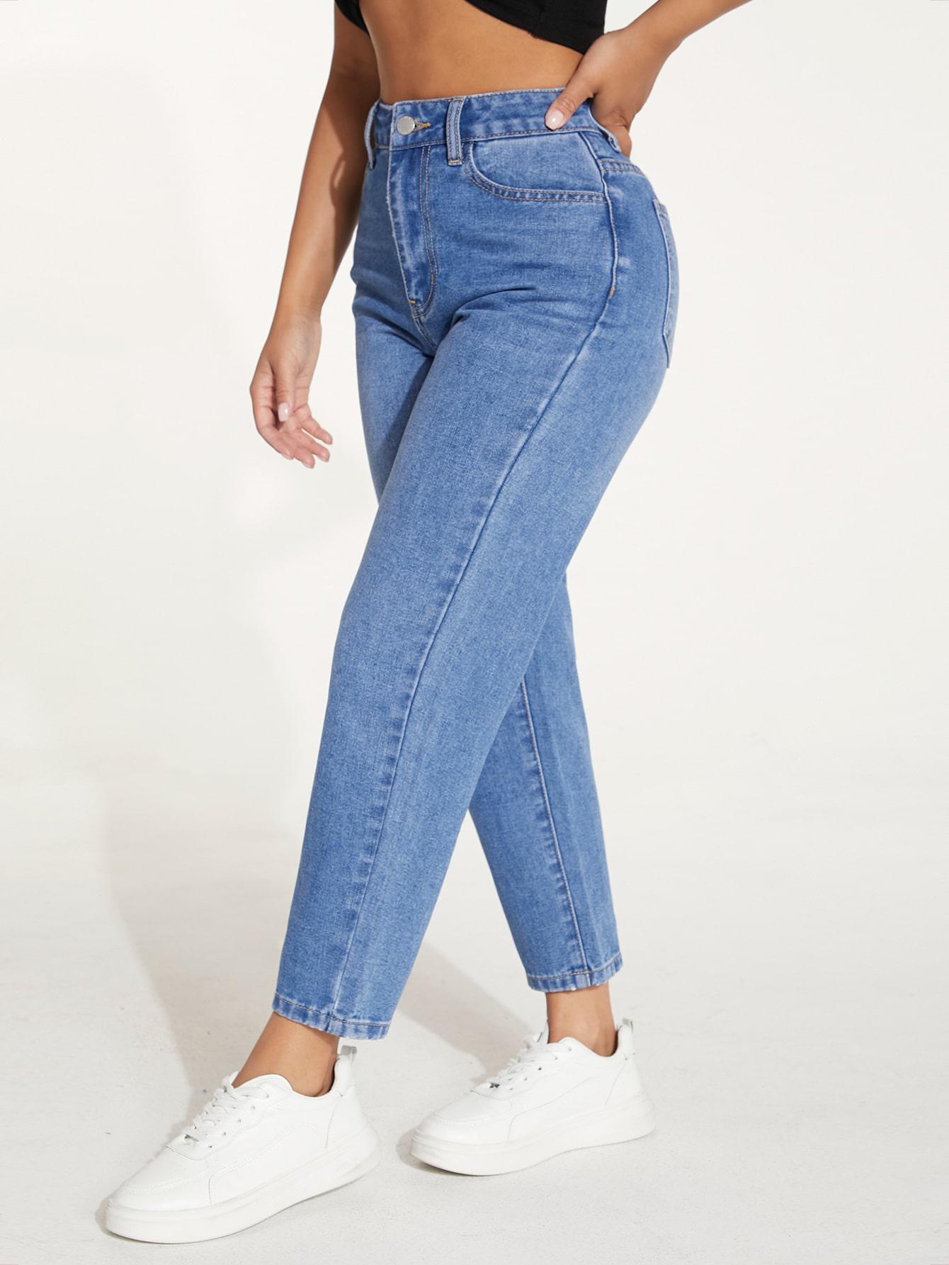 niebieskie spodnie jeans