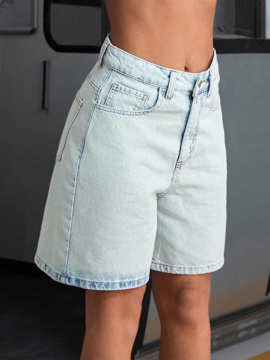 niebieskie spodenki jeans
