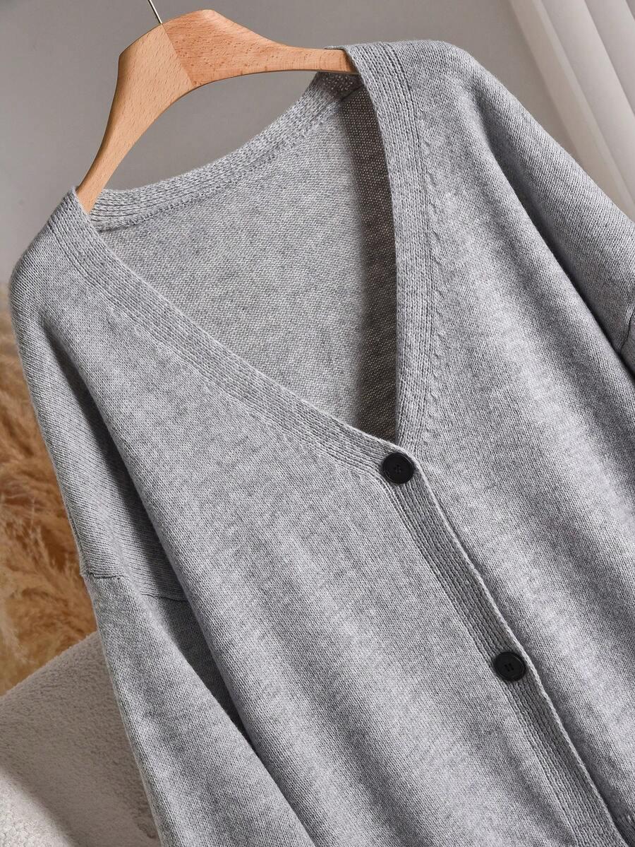 szary sweter kardigan v-neck guziki