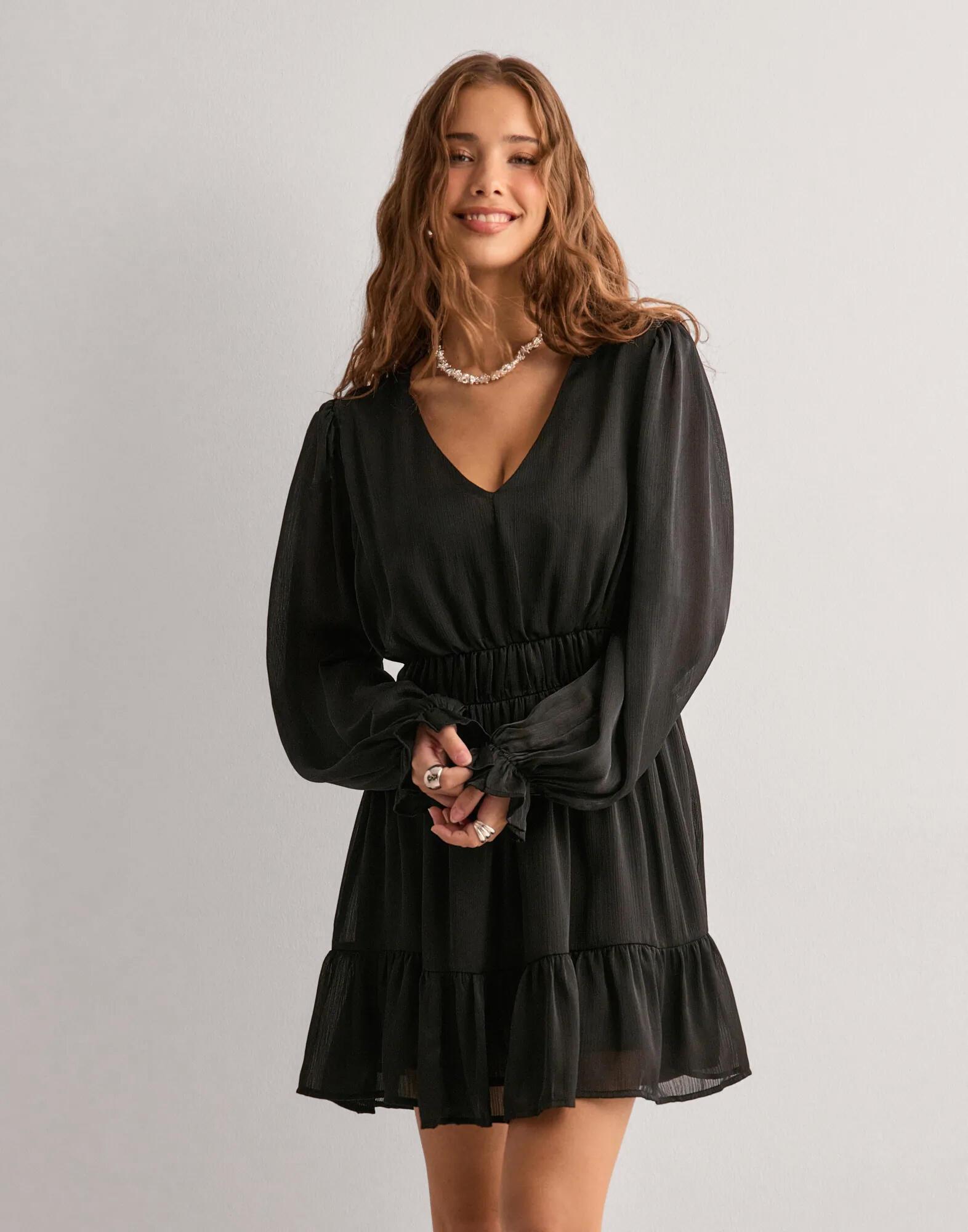 czarna sukienka falbany v neck