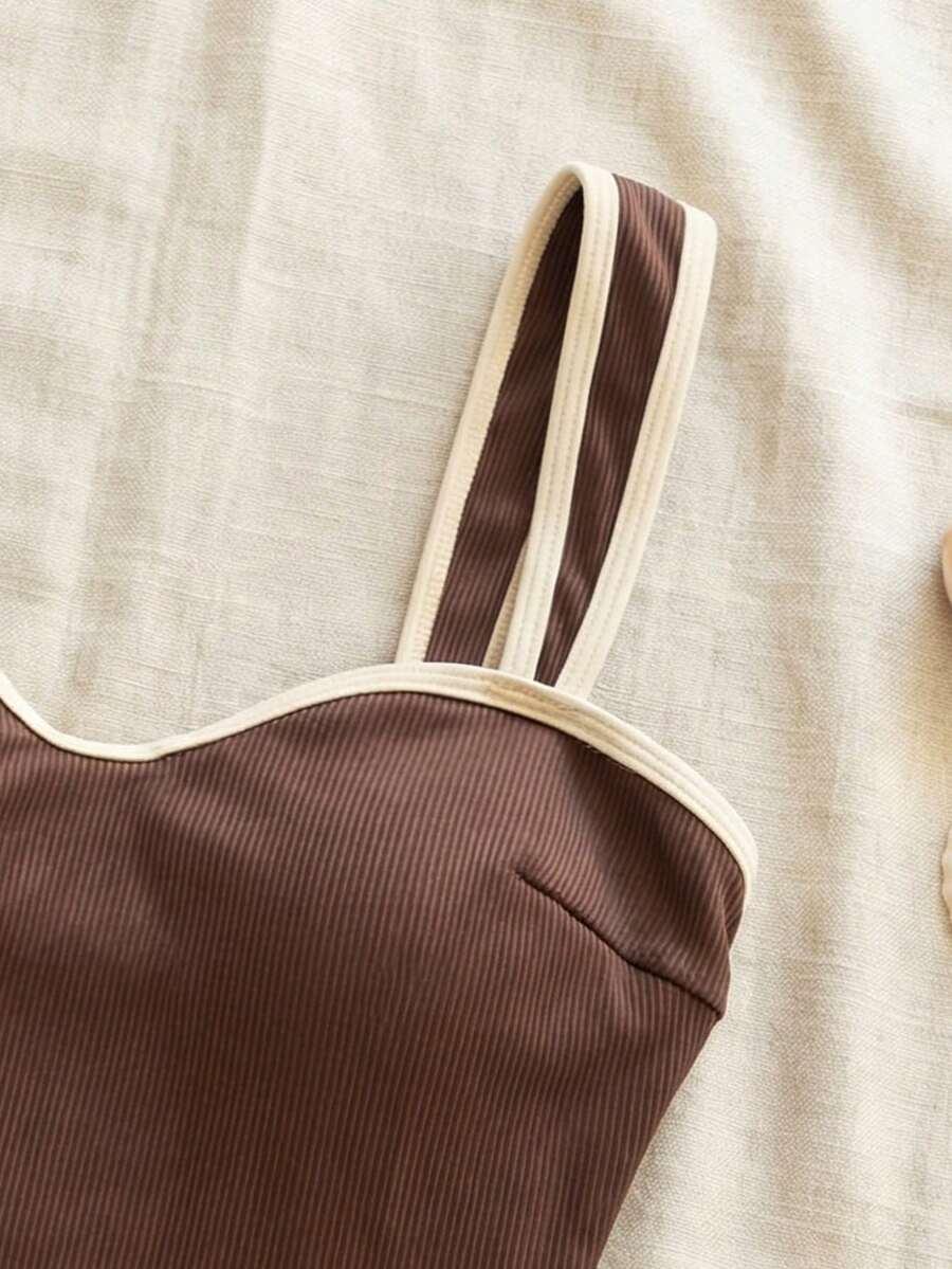 brązowy jednoczęściowy strój kąpielowy