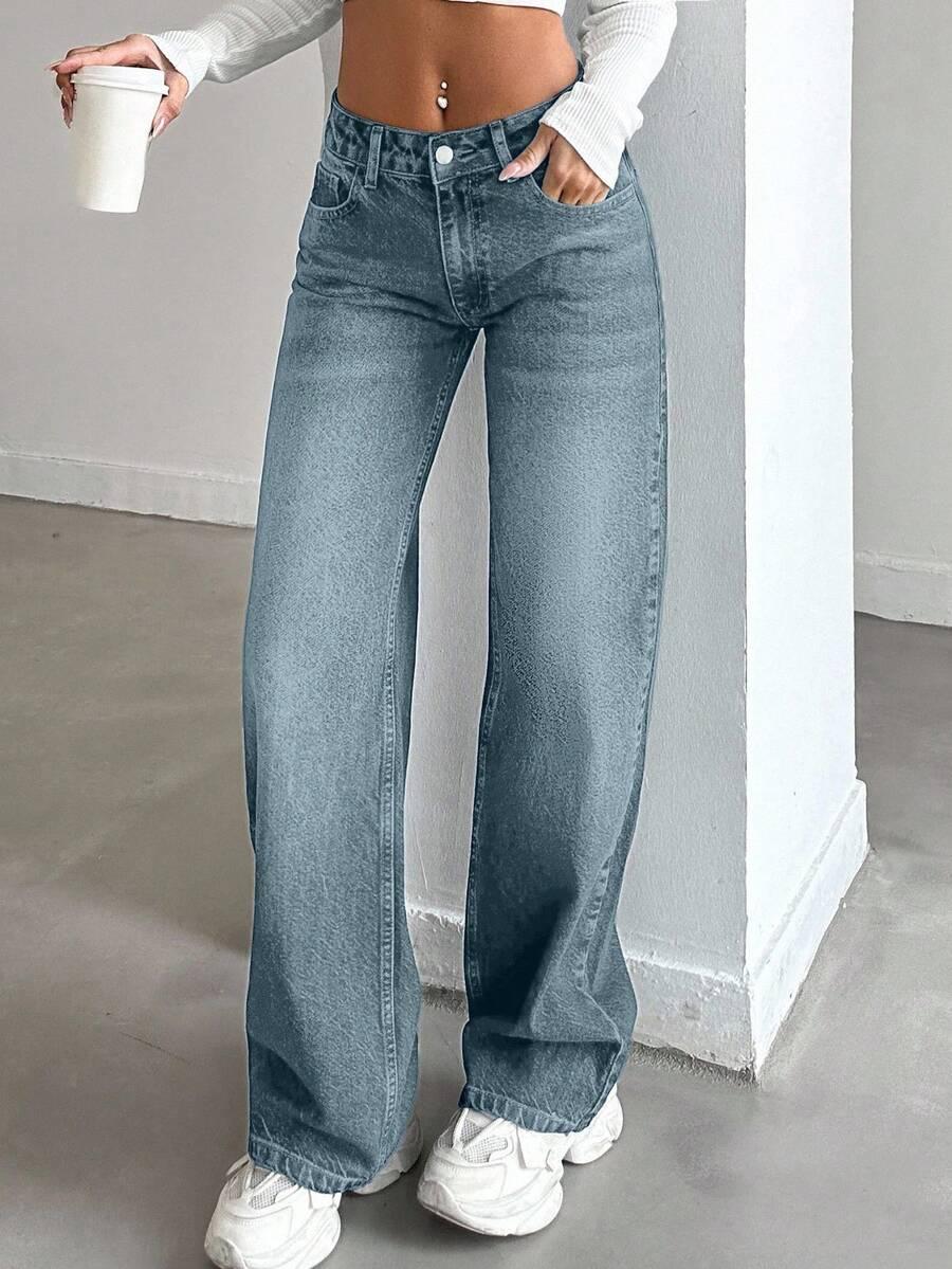 niebieskie spodnie jeans