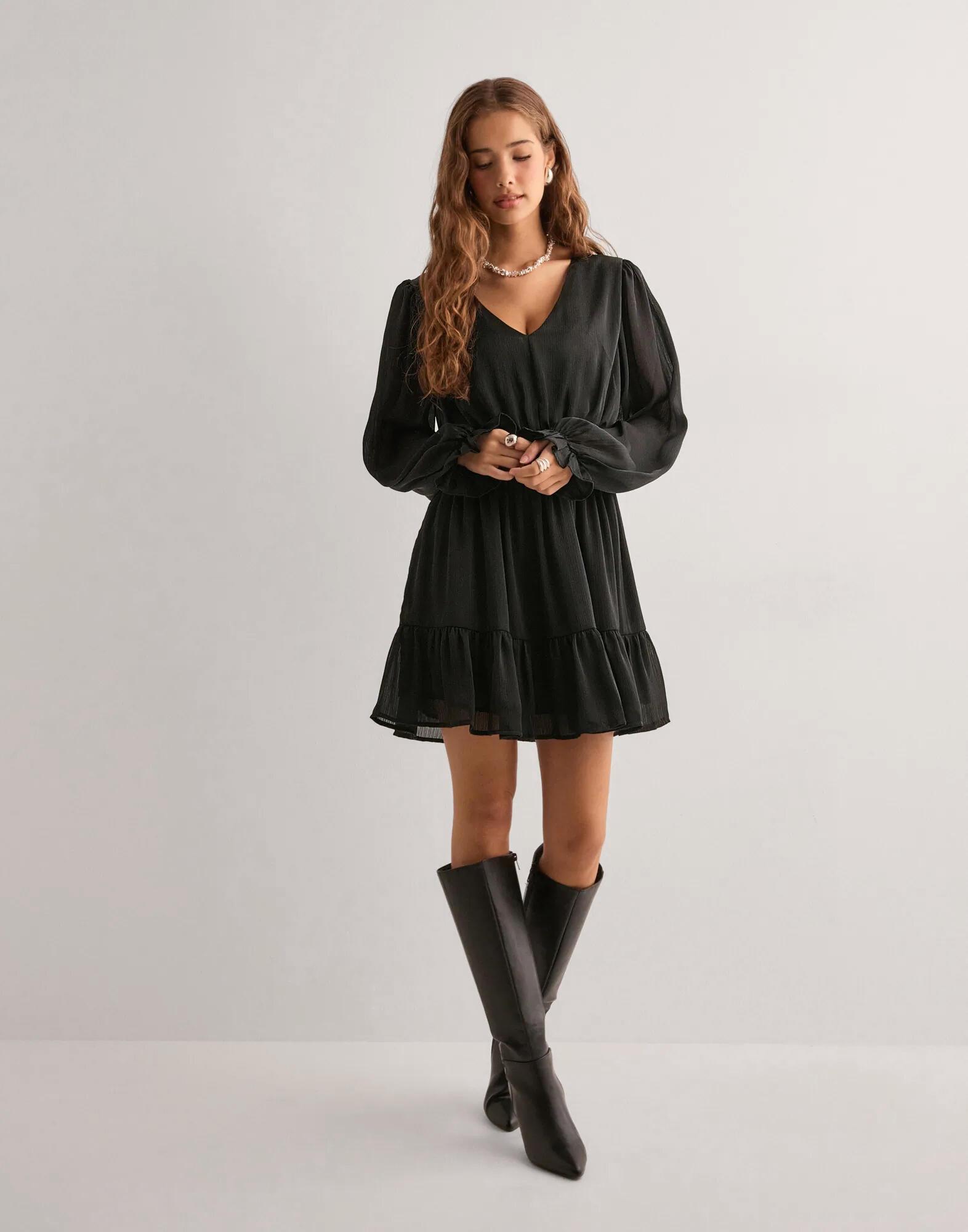 czarna sukienka falbany v neck