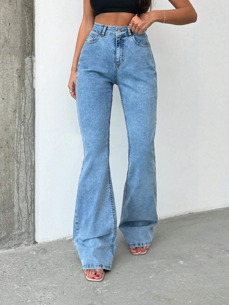 niebieskie spodnie jeans