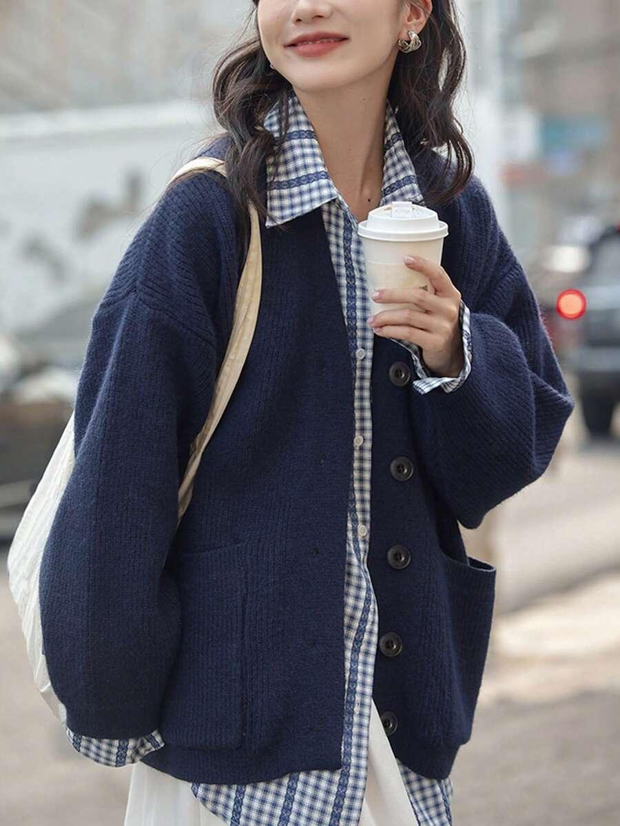 granatowy sweter guziki