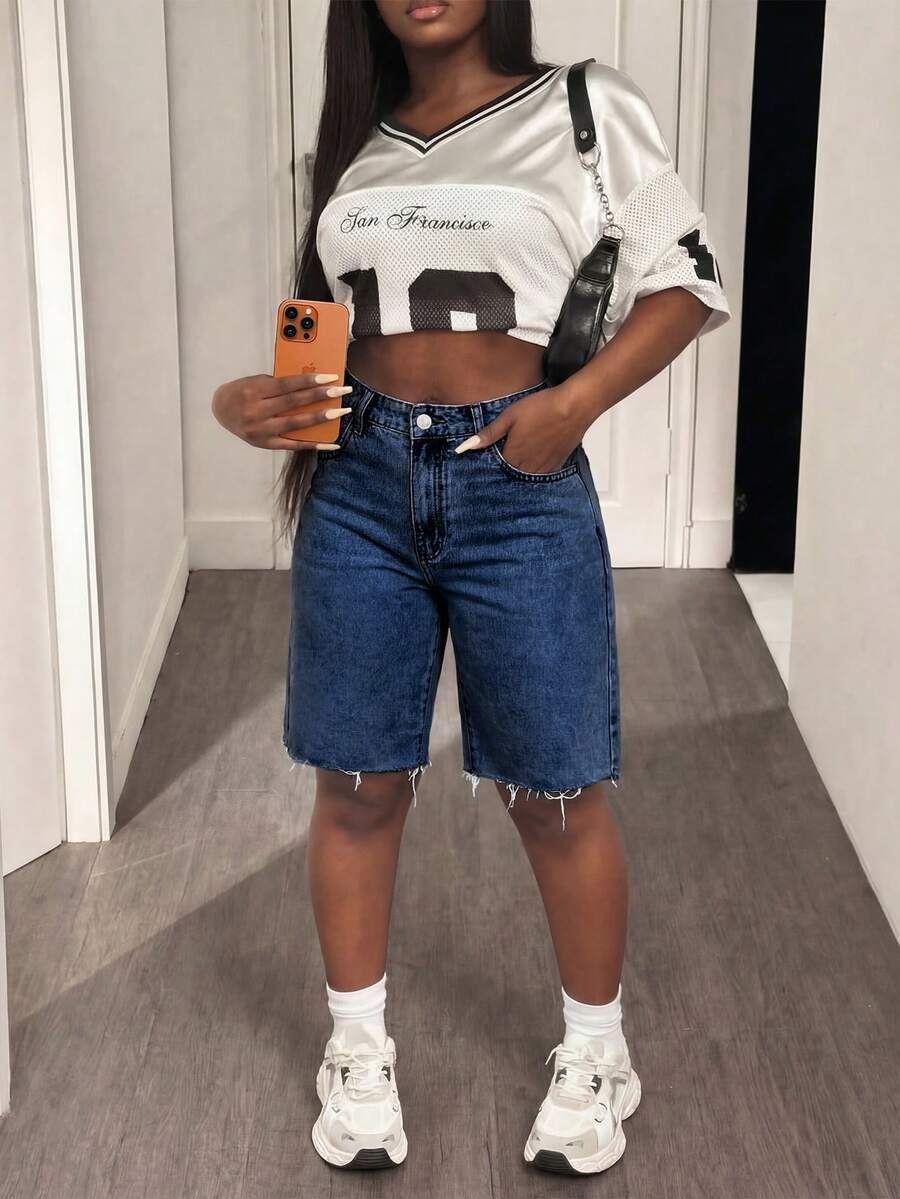 niebieskie krótkie spodenki jeans