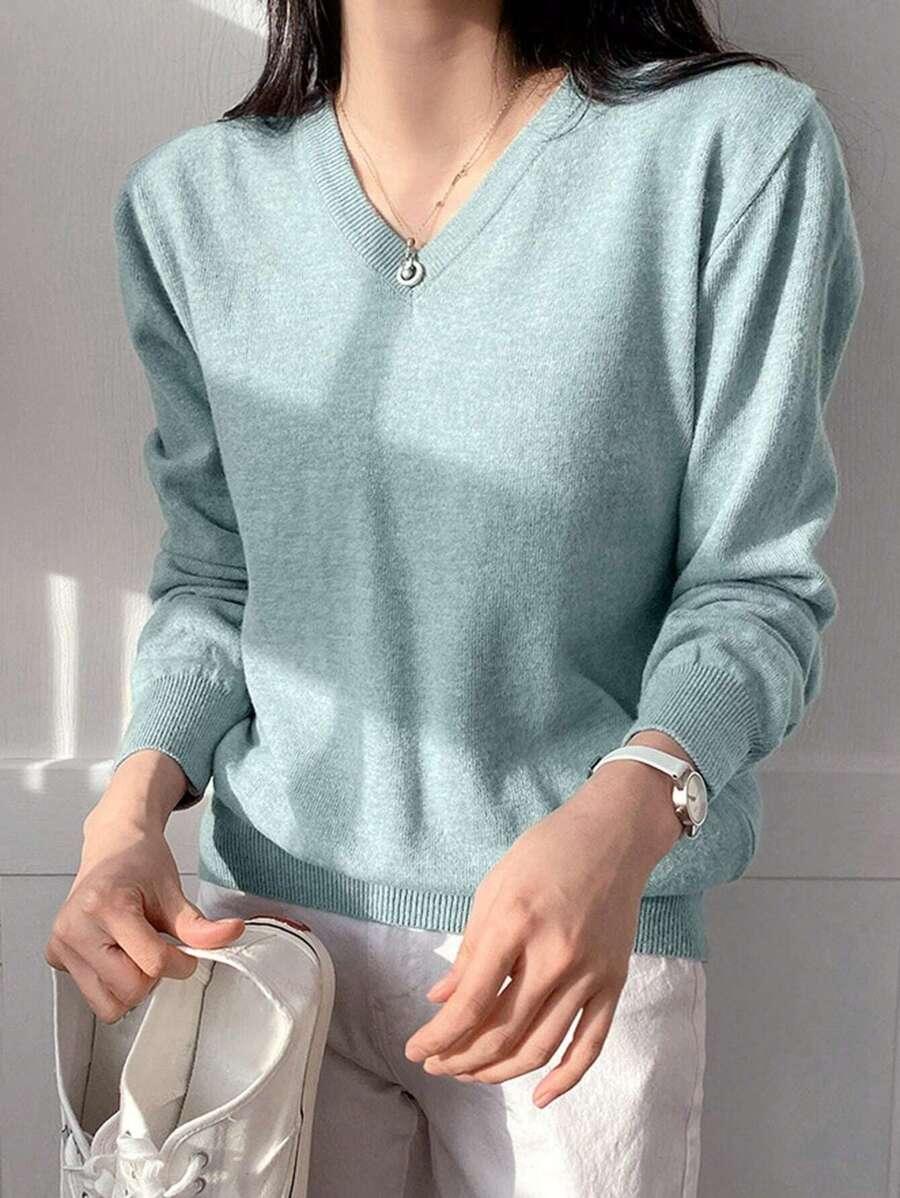 niebieski sweter dekolt v