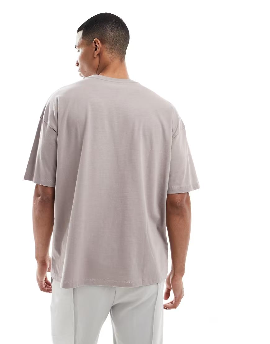 beżowy t-shirt oversize napis striker