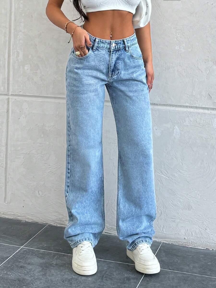 niebieskie spodnie jeans