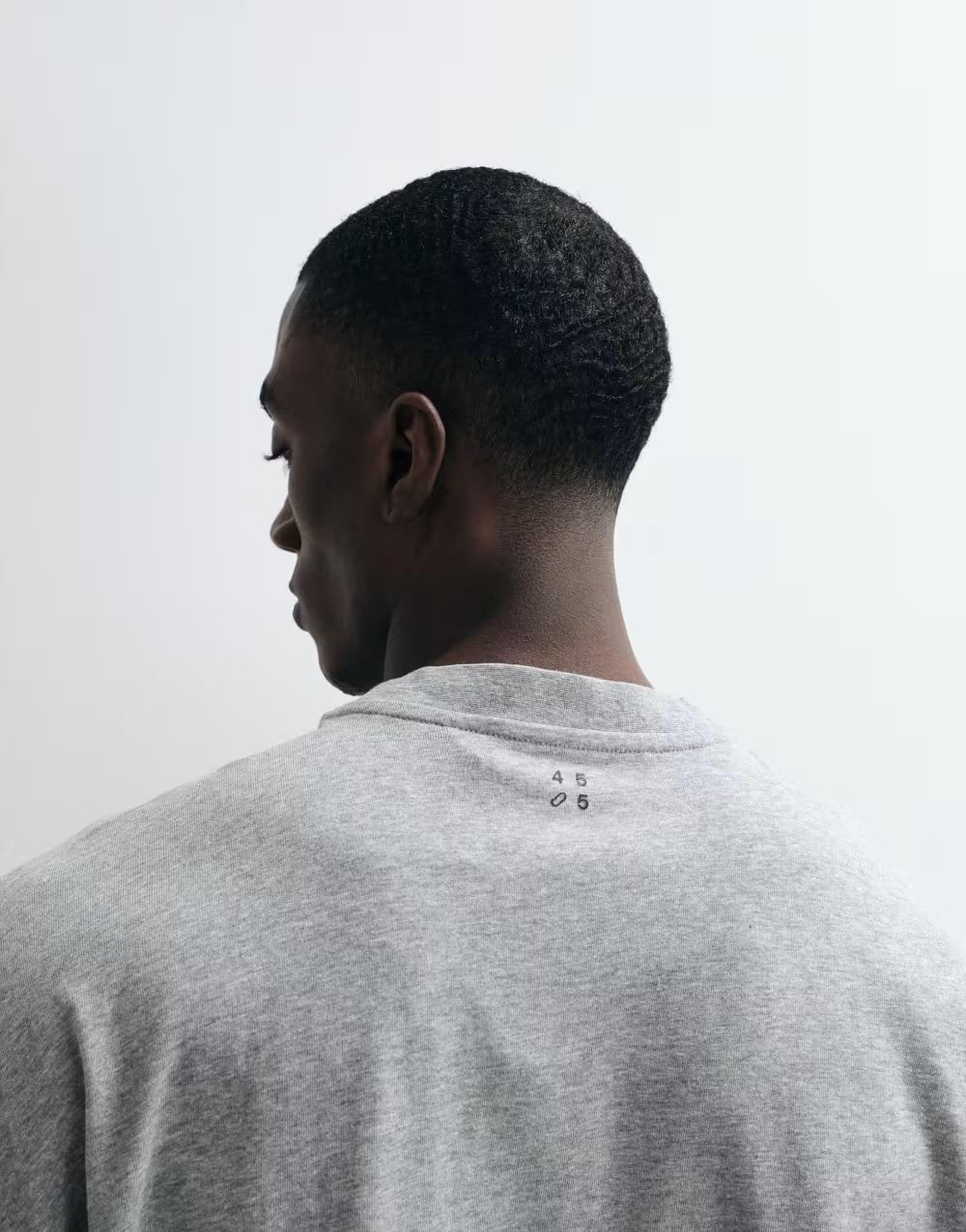 szary oversize t-shirt okrągły dekolt