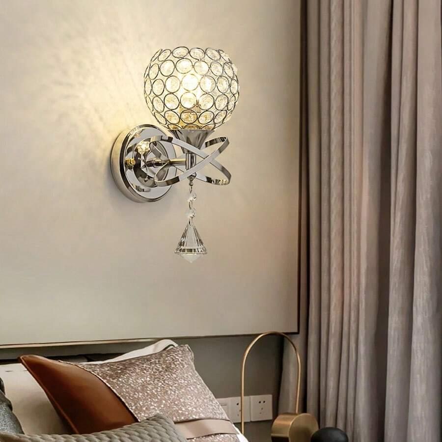 srebrna lampa naścienna