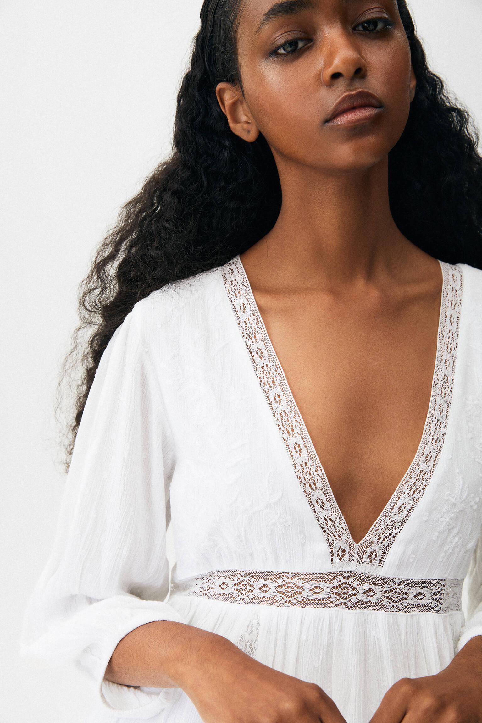 biały kombinezon v neck koronka