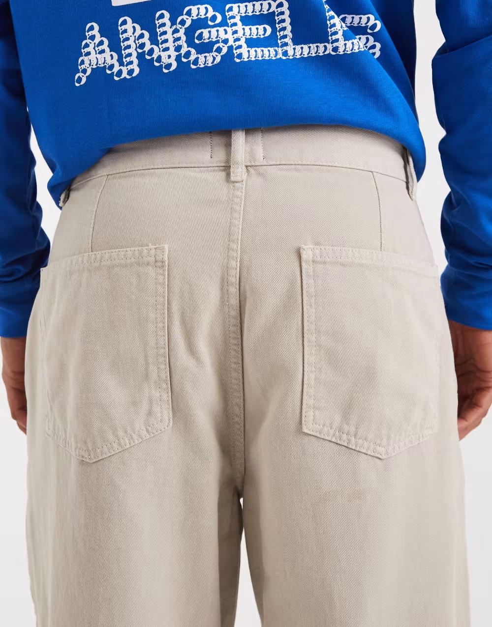 beżowe proste spodnie jeans
