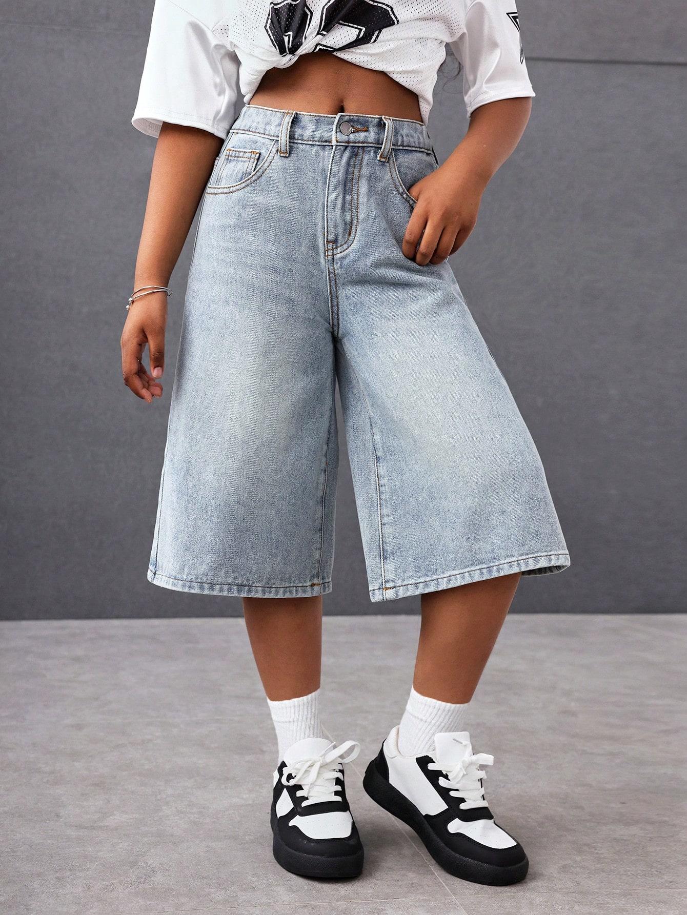 niebieskie spodenki jeans