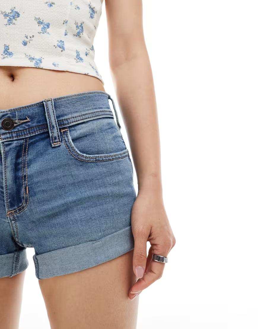 niebieskie spodenki jeans